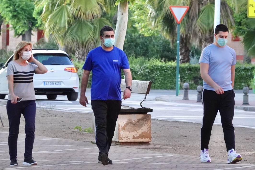 Las calles de la ciudad se han llenado de ciudadanos que han salido a las calles y plazas a partir de las 20.00 horas 