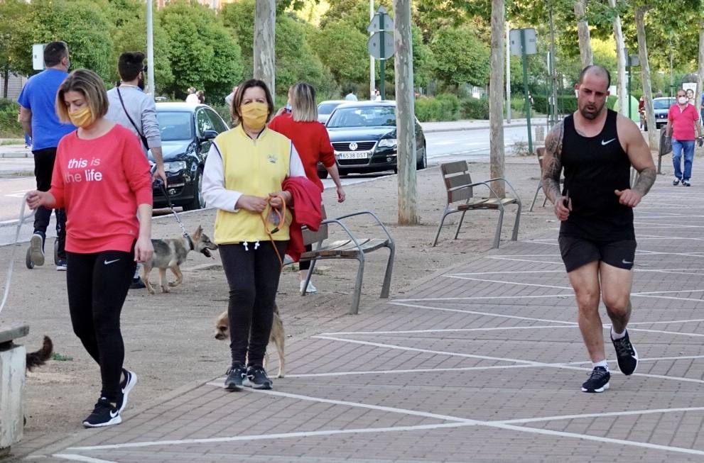 Las calles de la ciudad se han llenado de ciudadanos que han salido a las calles y plazas a partir de las 20.00 horas 