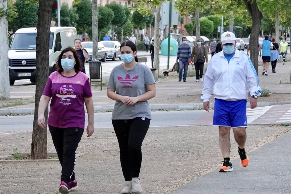 Las calles de la ciudad se han llenado de ciudadanos que han salido a las calles y plazas a partir de las 20.00 horas 