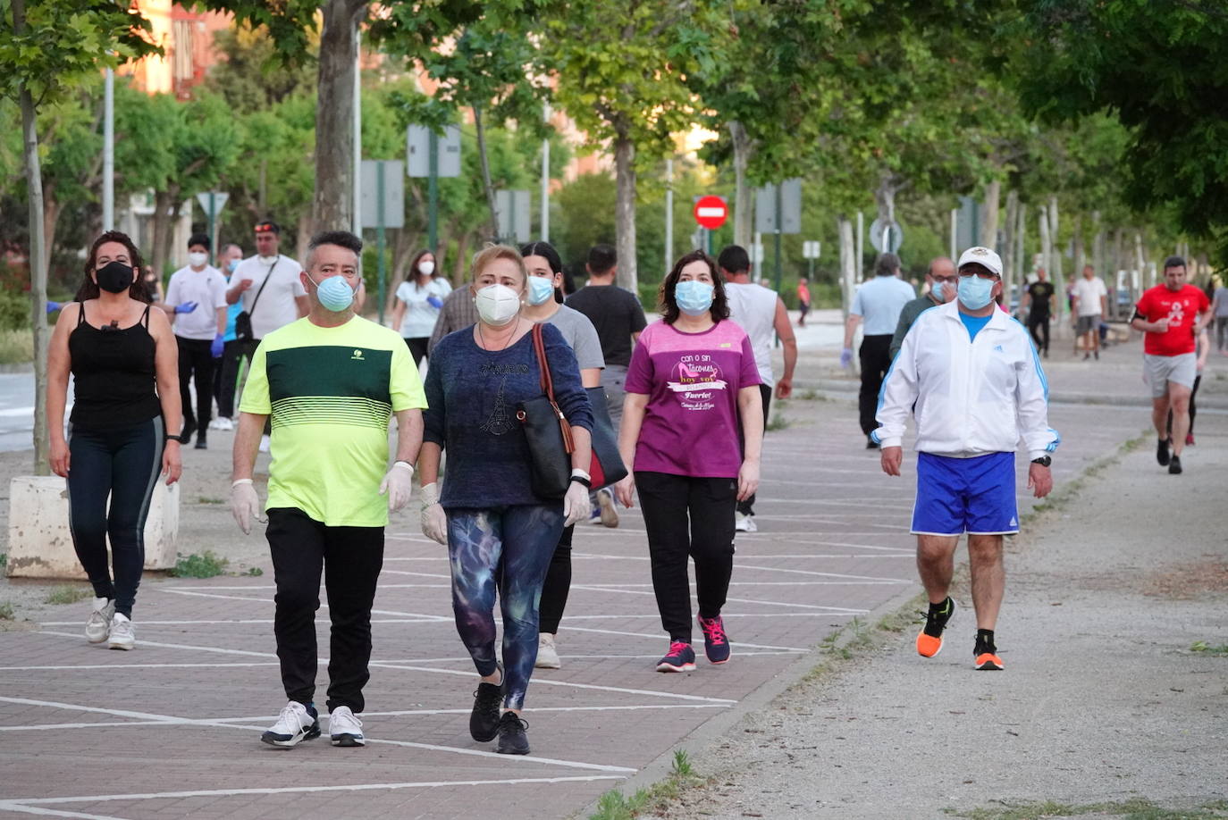 Las calles de la ciudad se han llenado de ciudadanos que han salido a las calles y plazas a partir de las 20.00 horas 