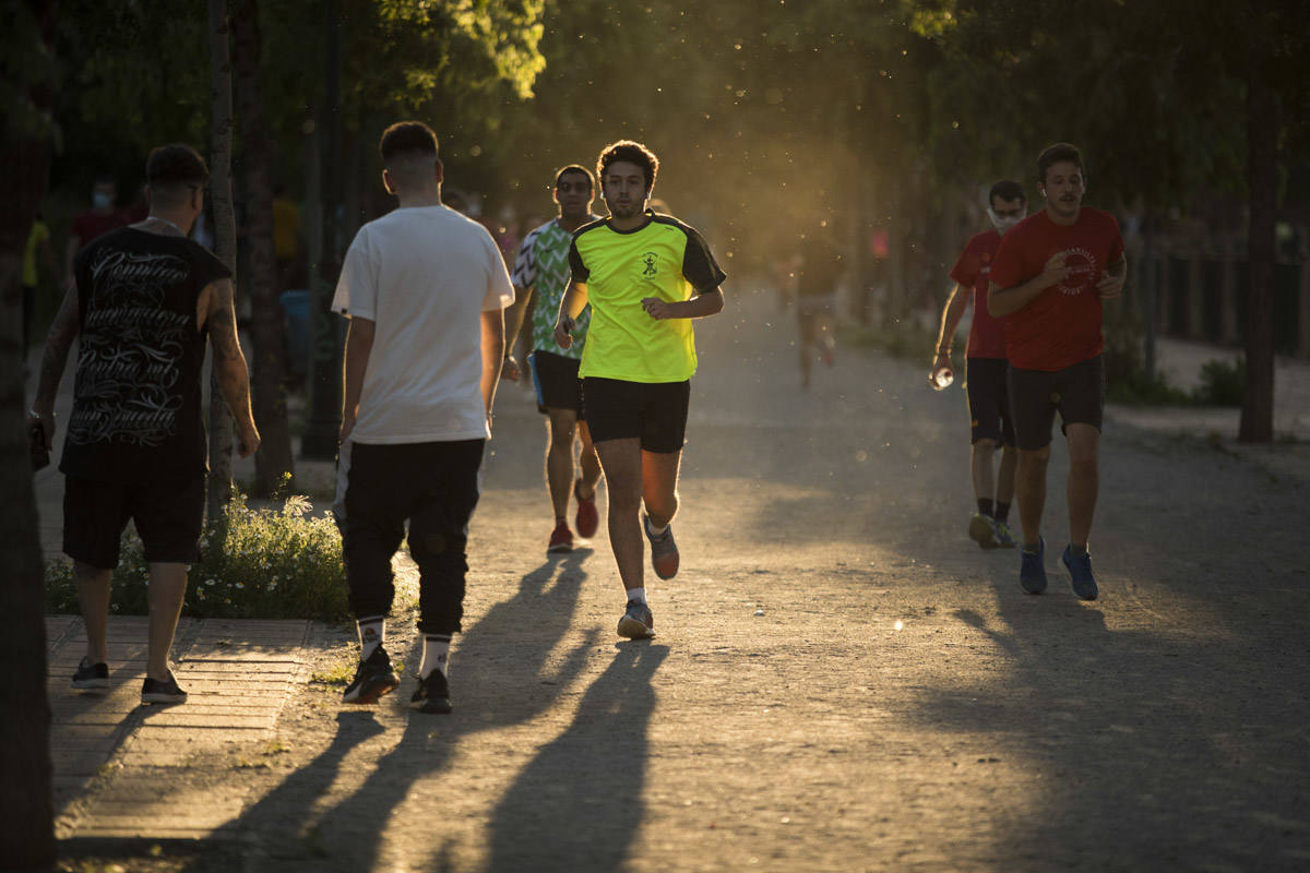 Las calles de la ciudad se han llenado de ciudadanos que han salido a las calles y plazas a partir de las 20.00 horas 