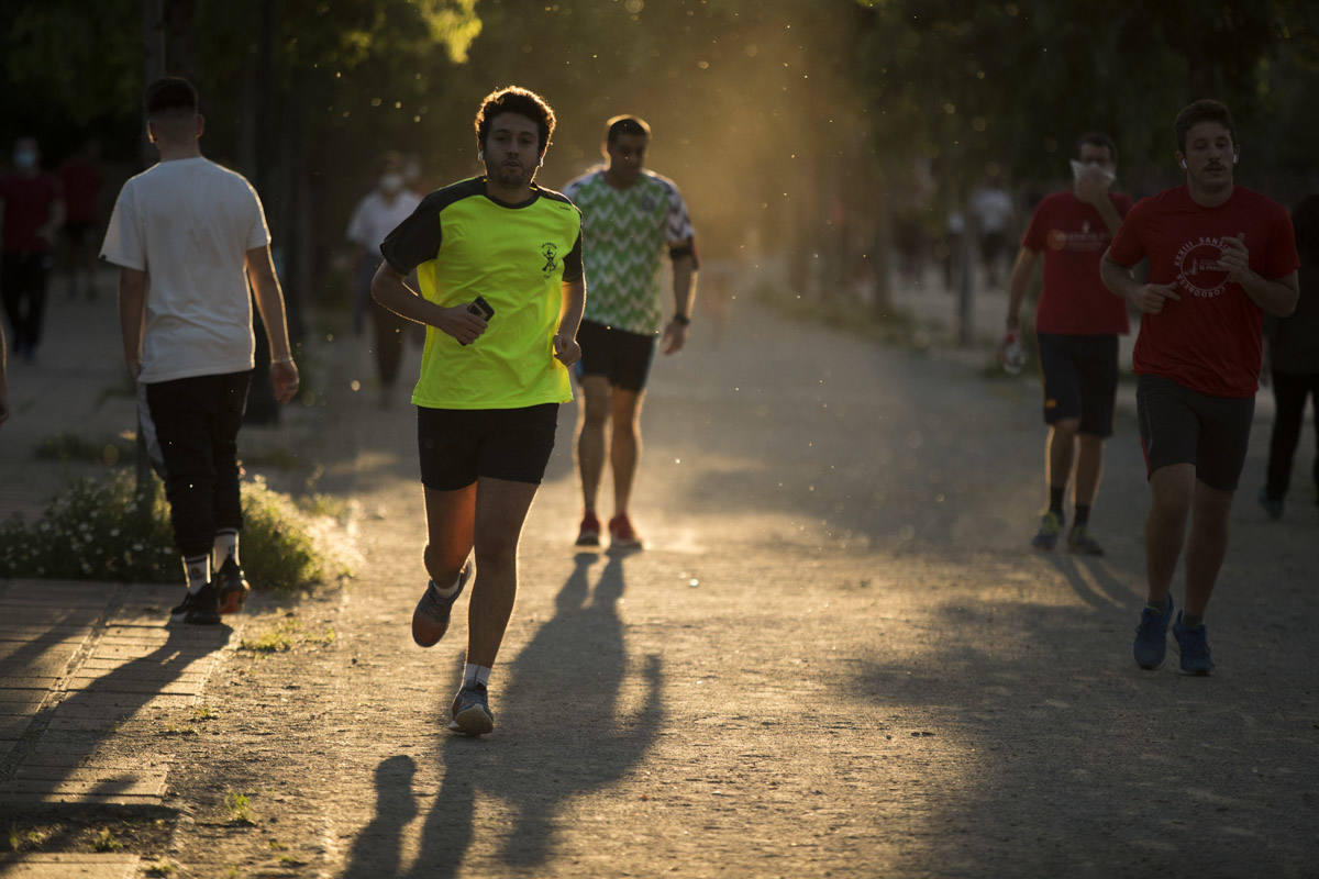 Las calles de la ciudad se han llenado de ciudadanos que han salido a las calles y plazas a partir de las 20.00 horas 