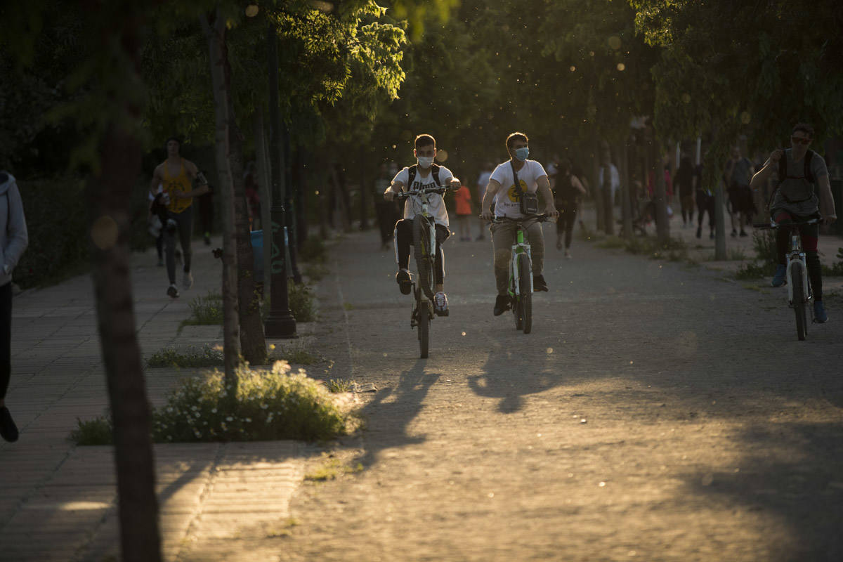 Las calles de la ciudad se han llenado de ciudadanos que han salido a las calles y plazas a partir de las 20.00 horas 