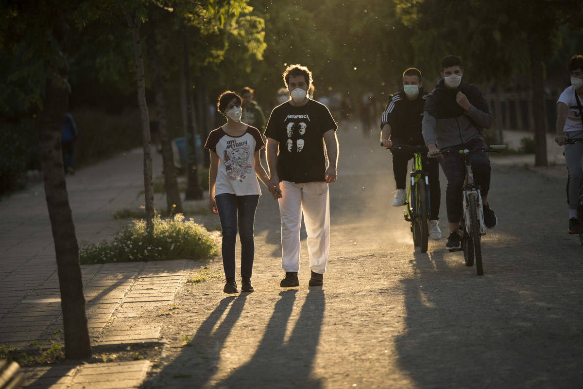 Las calles de la ciudad se han llenado de ciudadanos que han salido a las calles y plazas a partir de las 20.00 horas 