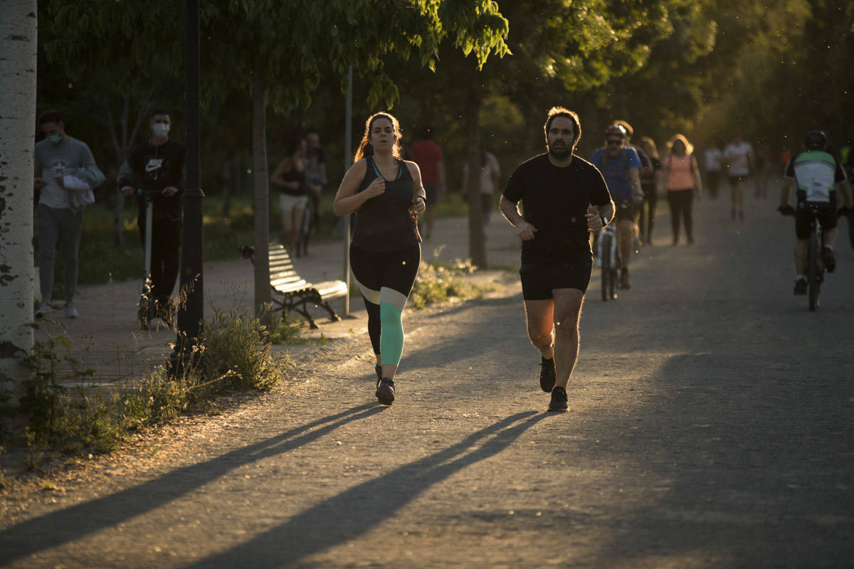 Las calles de la ciudad se han llenado de ciudadanos que han salido a las calles y plazas a partir de las 20.00 horas 