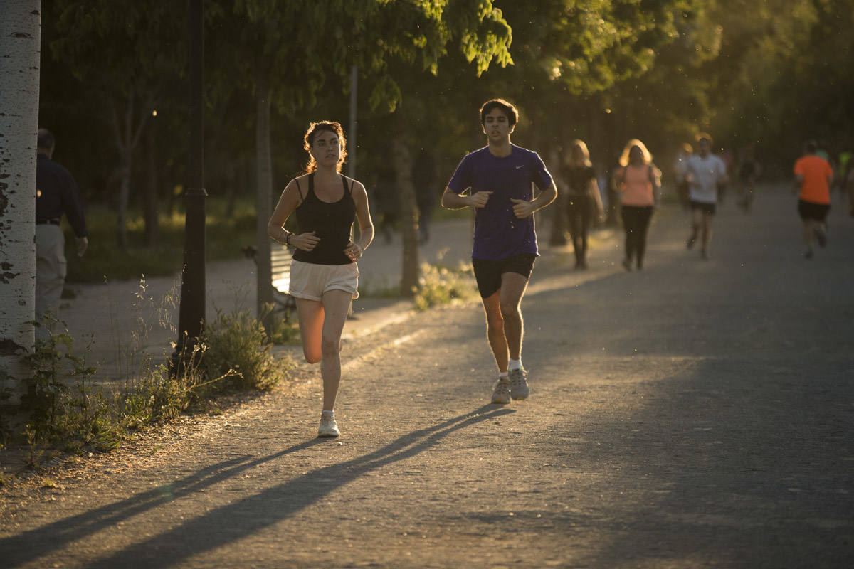Las calles de la ciudad se han llenado de ciudadanos que han salido a las calles y plazas a partir de las 20.00 horas 