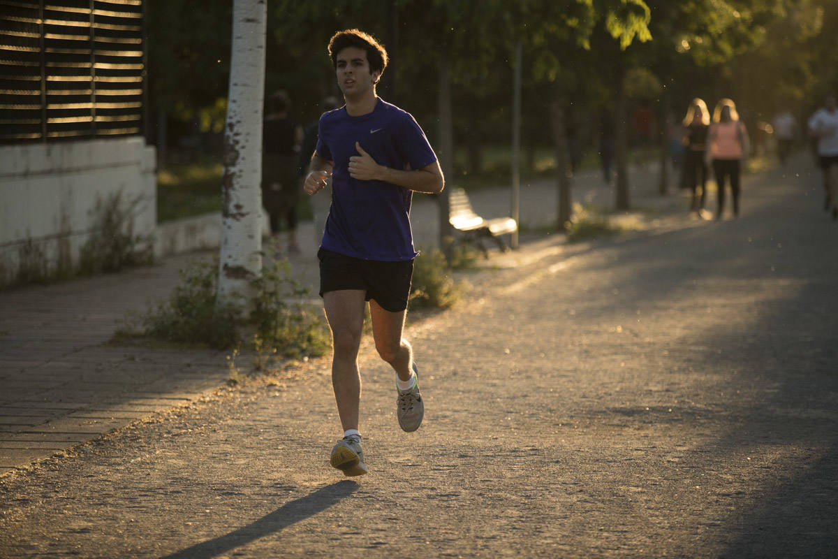 Las calles de la ciudad se han llenado de ciudadanos que han salido a las calles y plazas a partir de las 20.00 horas 