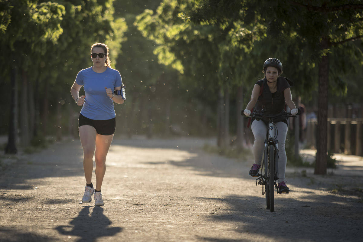 Las calles de la ciudad se han llenado de ciudadanos que han salido a las calles y plazas a partir de las 20.00 horas 