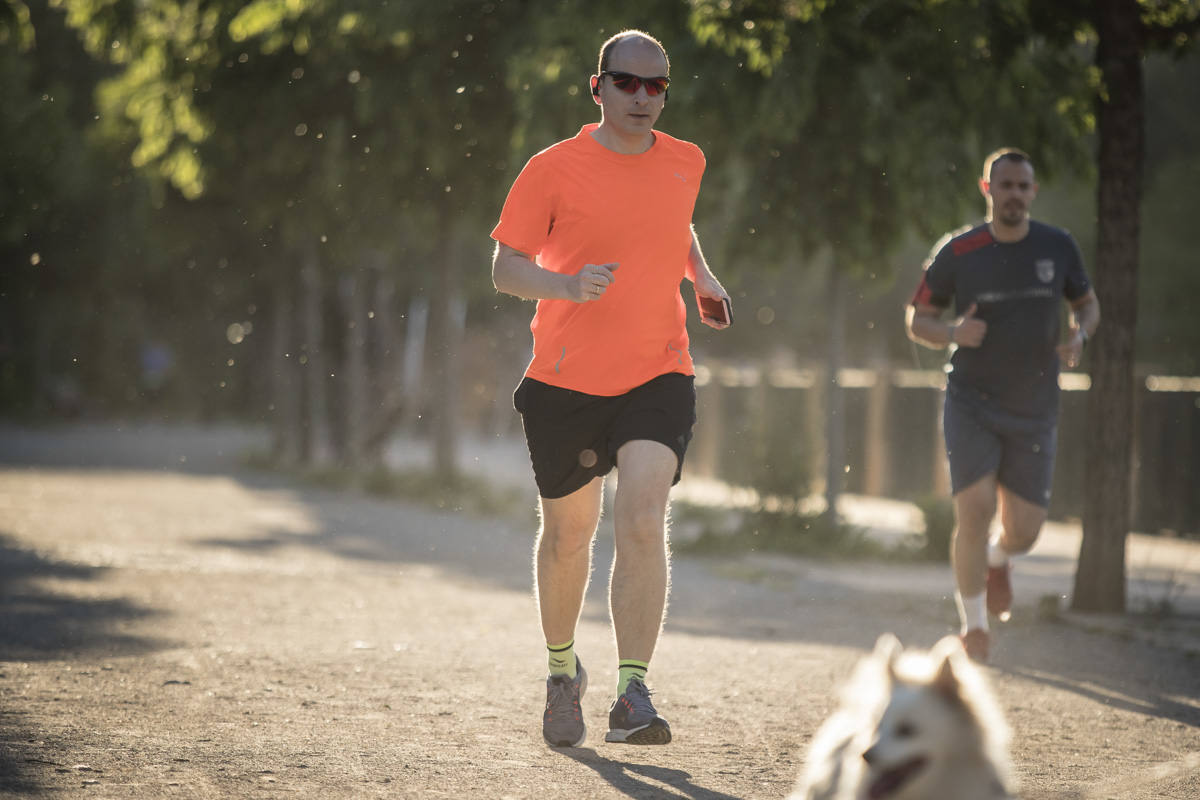 Las calles de la ciudad se han llenado de ciudadanos que han salido a las calles y plazas a partir de las 20.00 horas 