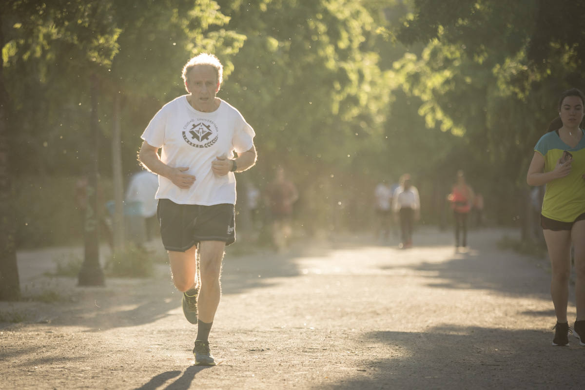 Las calles de la ciudad se han llenado de ciudadanos que han salido a las calles y plazas a partir de las 20.00 horas 