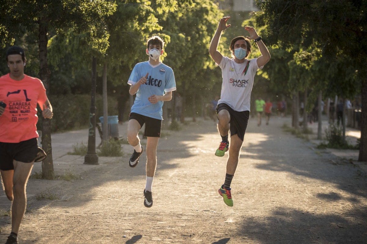 Las calles de la ciudad se han llenado de ciudadanos que han salido a las calles y plazas a partir de las 20.00 horas 