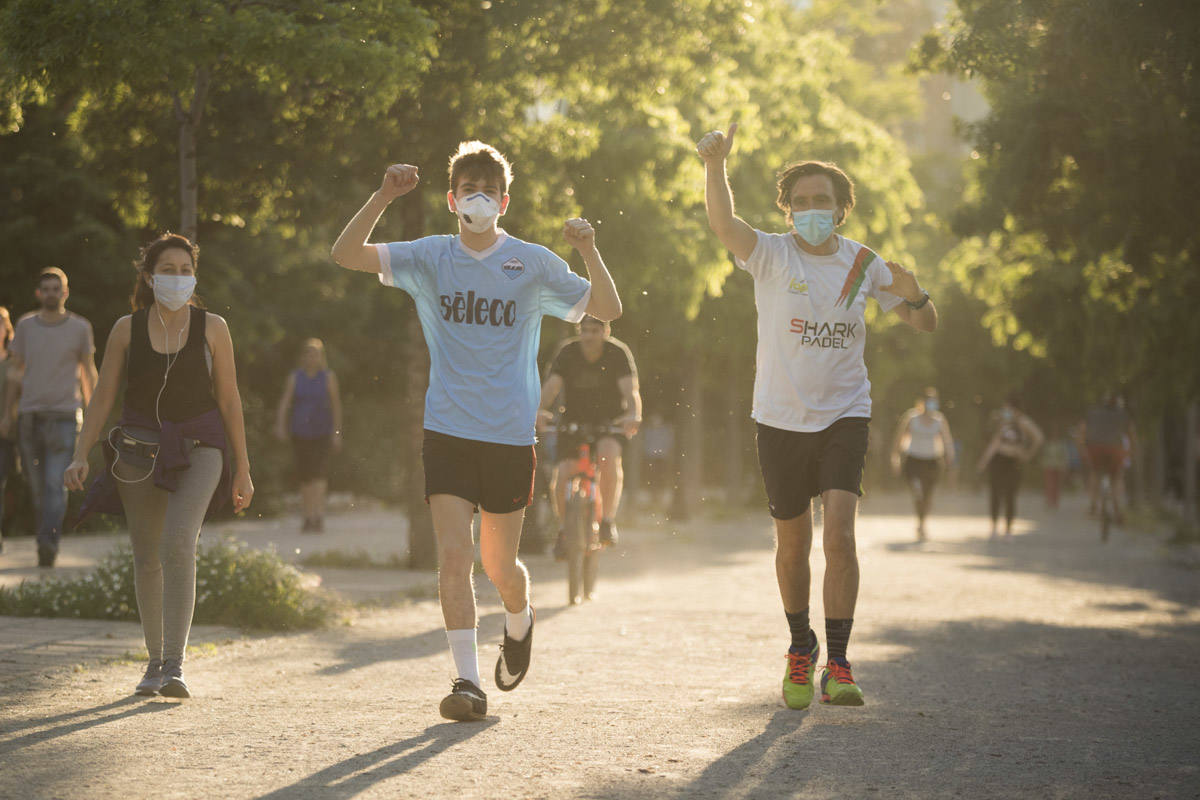 Las calles de la ciudad se han llenado de ciudadanos que han salido a las calles y plazas a partir de las 20.00 horas 