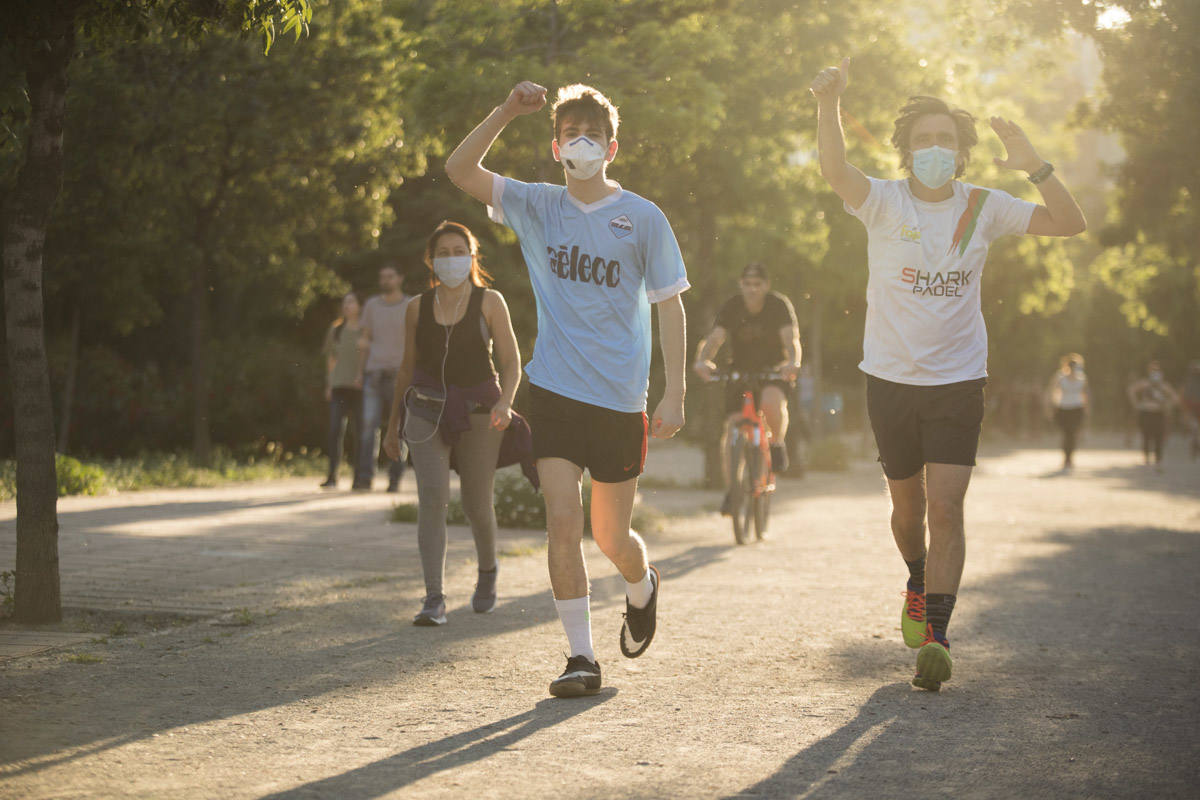 Las calles de la ciudad se han llenado de ciudadanos que han salido a las calles y plazas a partir de las 20.00 horas 
