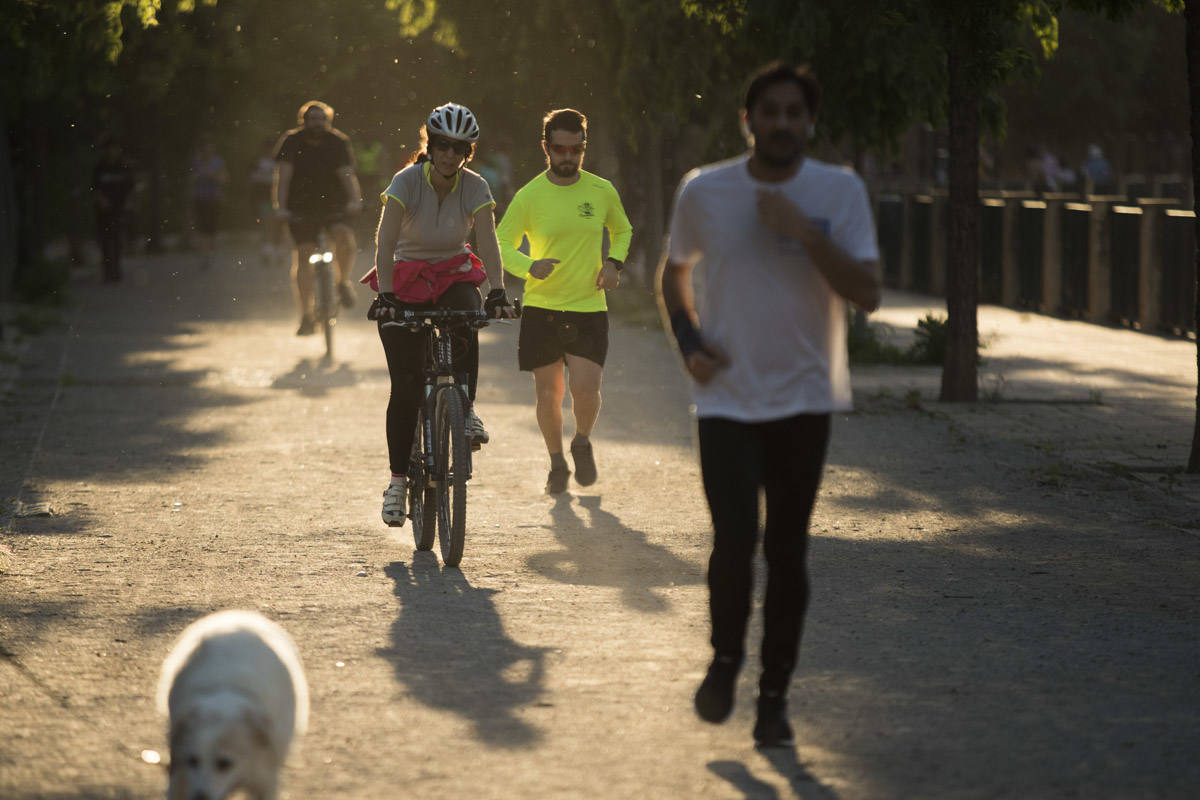 Las calles de la ciudad se han llenado de ciudadanos que han salido a las calles y plazas a partir de las 20.00 horas 