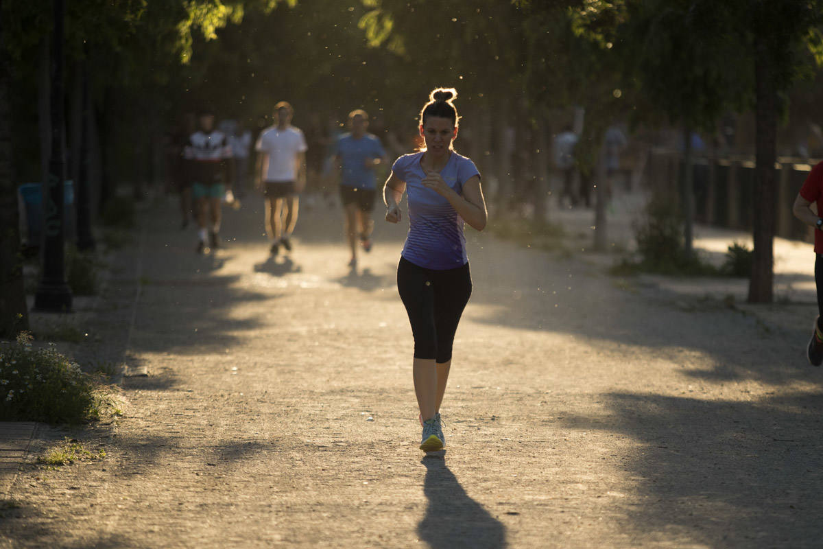 Las calles de la ciudad se han llenado de ciudadanos que han salido a las calles y plazas a partir de las 20.00 horas 