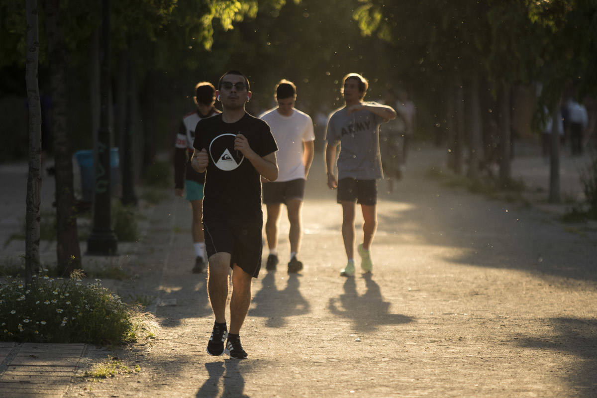 Las calles de la ciudad se han llenado de ciudadanos que han salido a las calles y plazas a partir de las 20.00 horas 