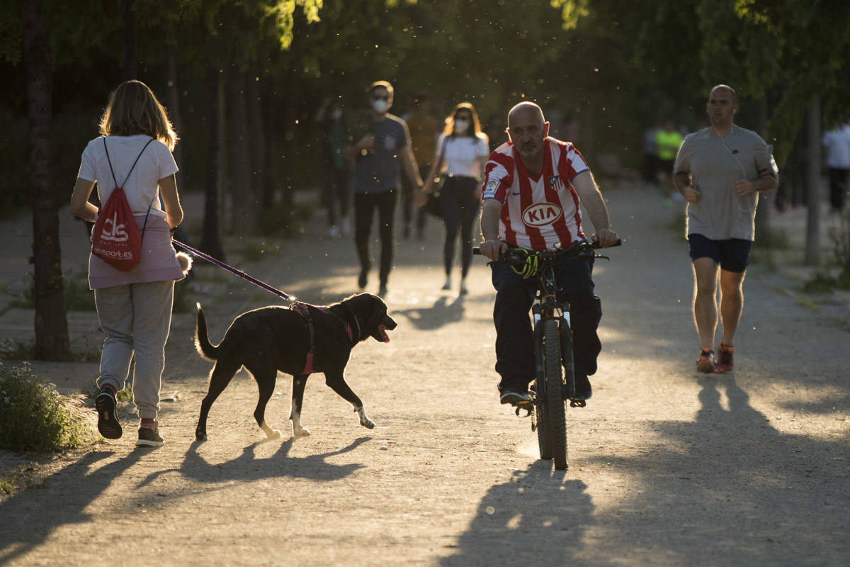 Las calles de la ciudad se han llenado de ciudadanos que han salido a las calles y plazas a partir de las 20.00 horas 