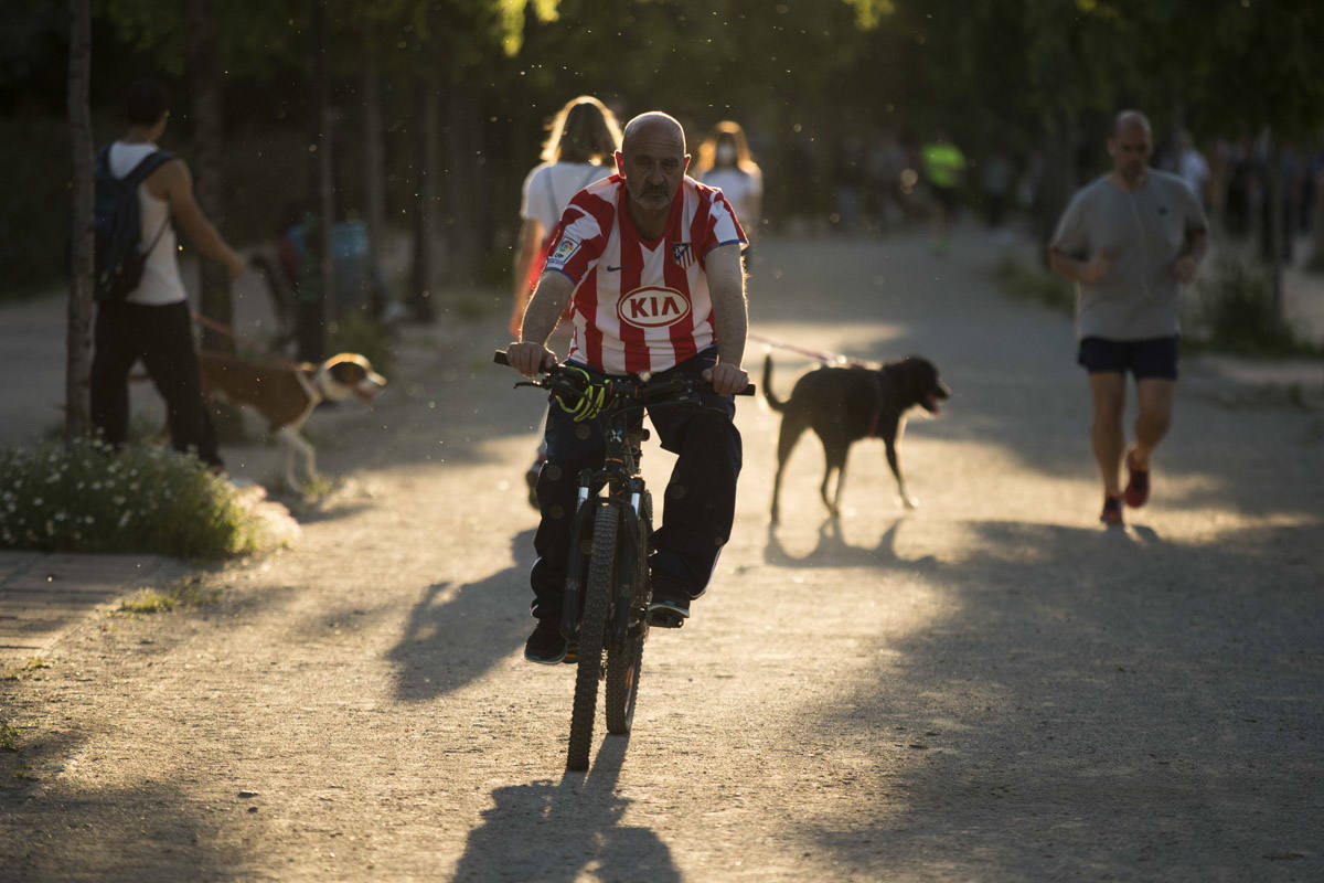 Las calles de la ciudad se han llenado de ciudadanos que han salido a las calles y plazas a partir de las 20.00 horas 