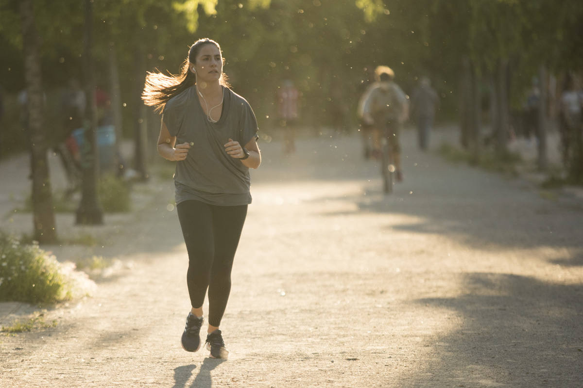 Las calles de la ciudad se han llenado de ciudadanos que han salido a las calles y plazas a partir de las 20.00 horas 
