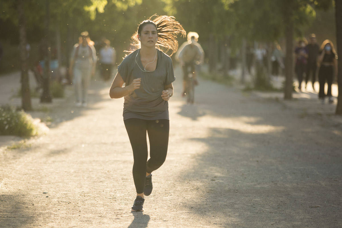 Las calles de la ciudad se han llenado de ciudadanos que han salido a las calles y plazas a partir de las 20.00 horas 