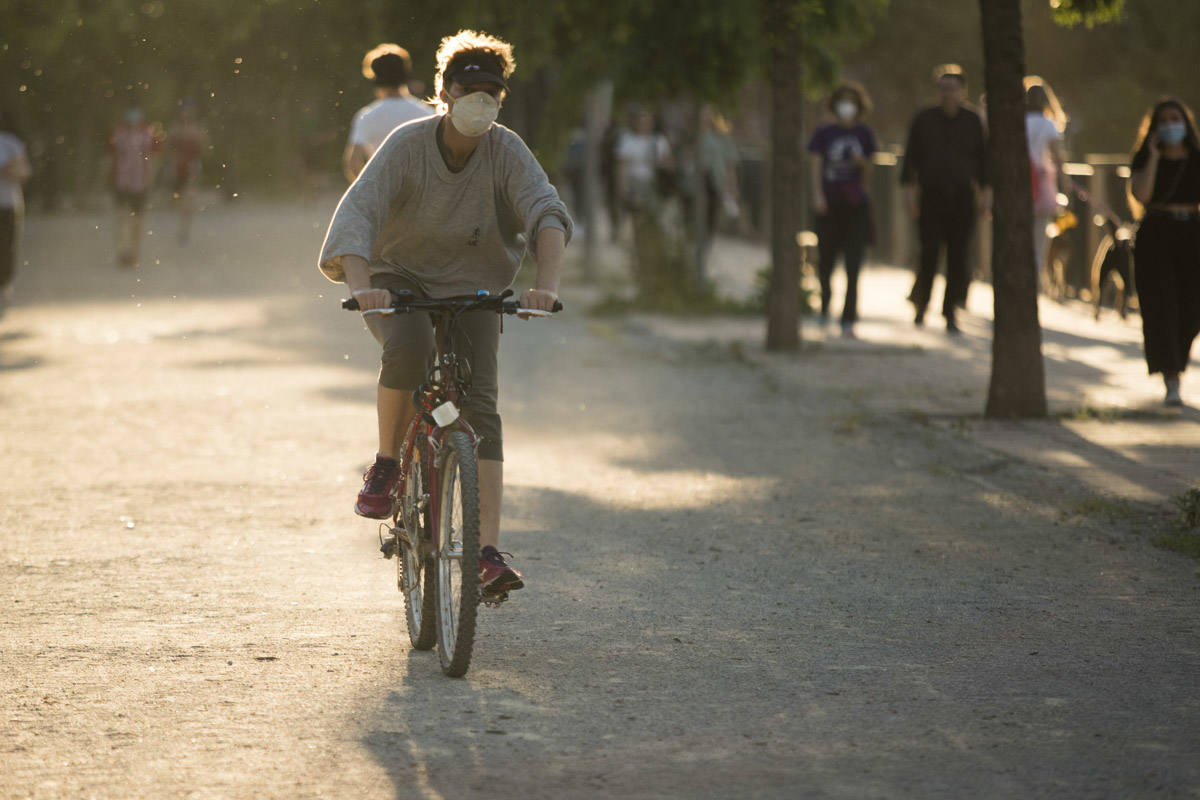 Las calles de la ciudad se han llenado de ciudadanos que han salido a las calles y plazas a partir de las 20.00 horas 