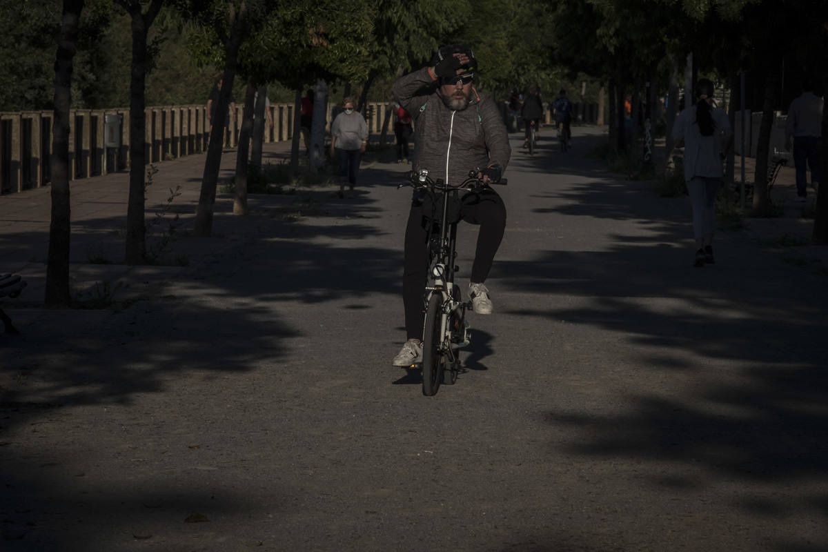 Las calles de la ciudad se han llenado de ciudadanos que han salido a las calles y plazas a partir de las 20.00 horas 