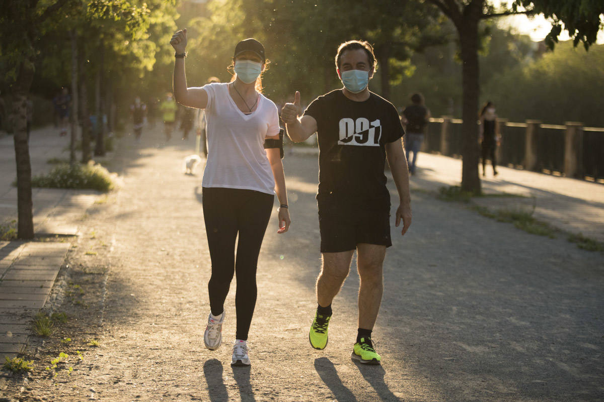 Las calles de la ciudad se han llenado de ciudadanos que han salido a las calles y plazas a partir de las 20.00 horas 