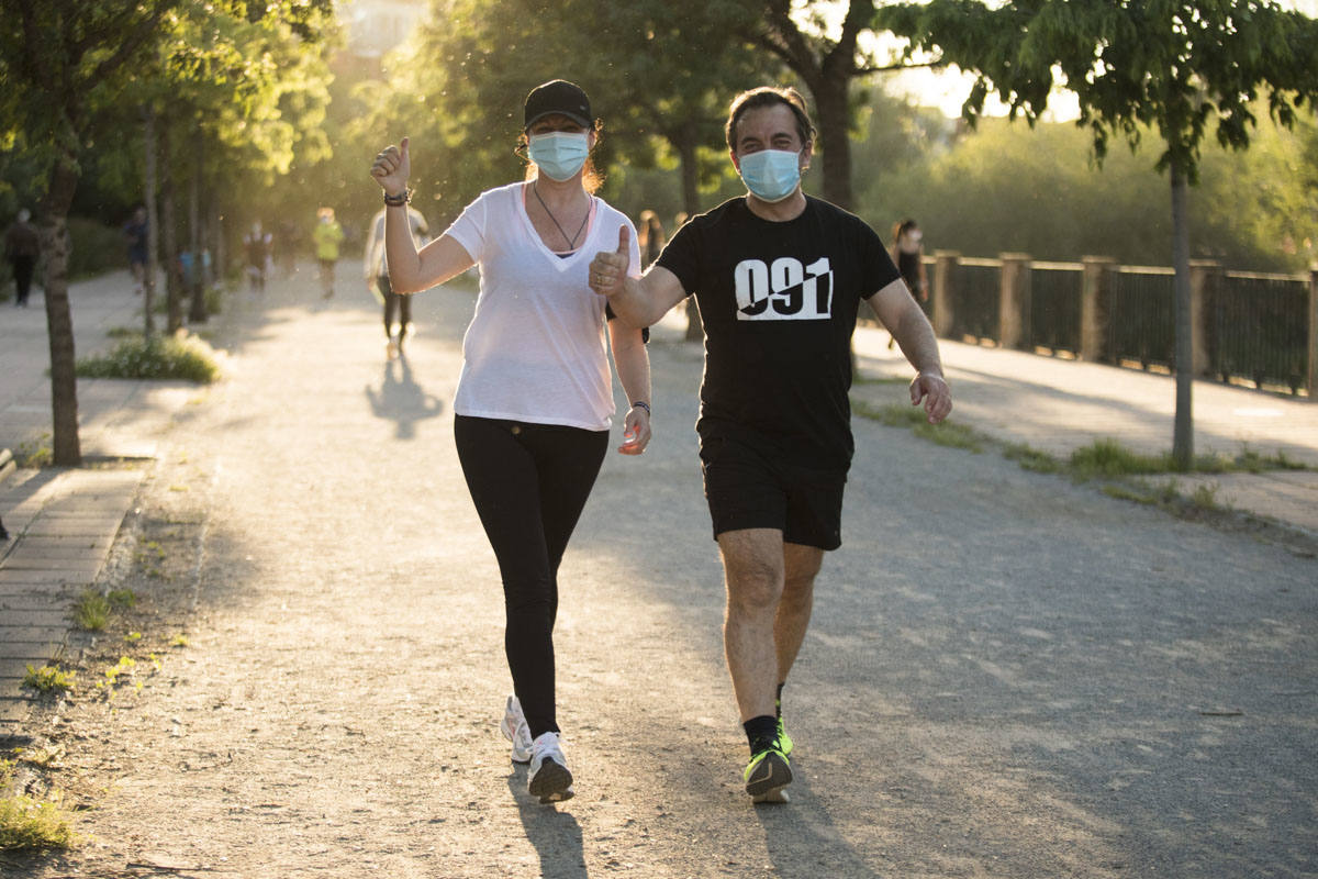 Las calles de la ciudad se han llenado de ciudadanos que han salido a las calles y plazas a partir de las 20.00 horas 