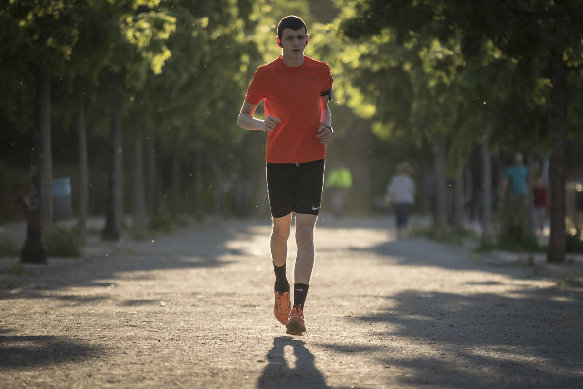 Las calles de la ciudad se han llenado de ciudadanos que han salido a las calles y plazas a partir de las 20.00 horas 