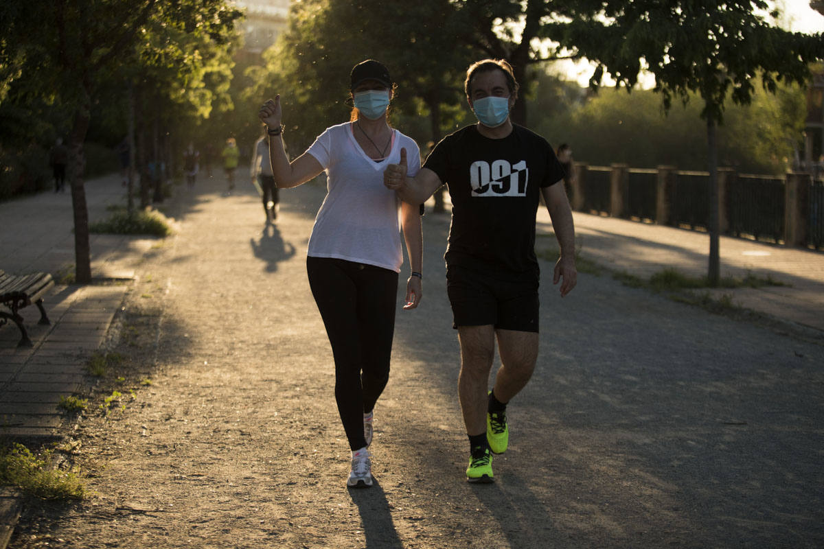 Las calles de la ciudad se han llenado de ciudadanos que han salido a las calles y plazas a partir de las 20.00 horas 