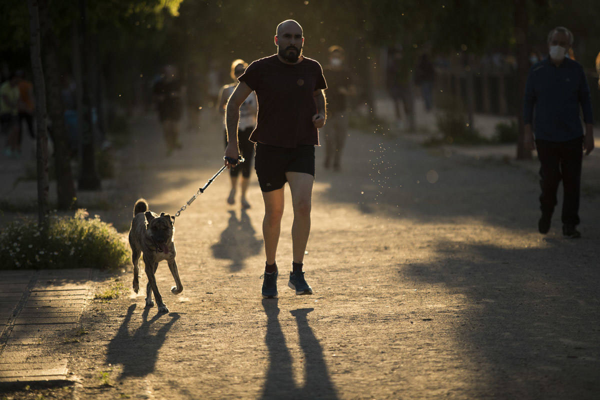 Las calles de la ciudad se han llenado de ciudadanos que han salido a las calles y plazas a partir de las 20.00 horas 