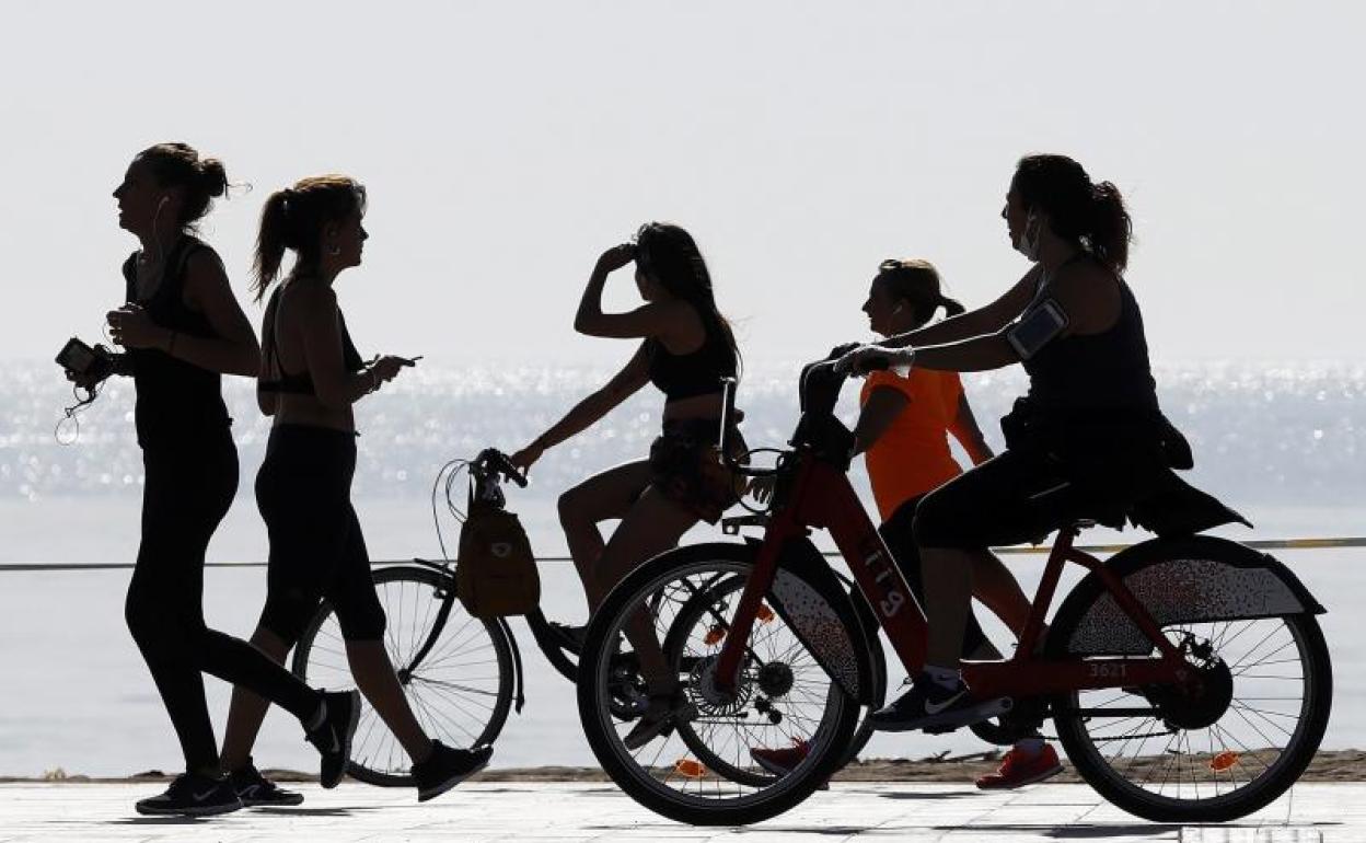 Una runner muerde a un mosso que le dio el alto por corrrer fuera del horario permitido