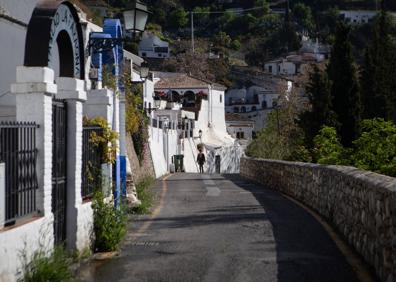 Imagen secundaria 1 - Las zambras se hallan en el Camino del Sacromonte | La Vereda de En Medio, sin transeúntes | Paseado al perro por delante de los Tarantos.
