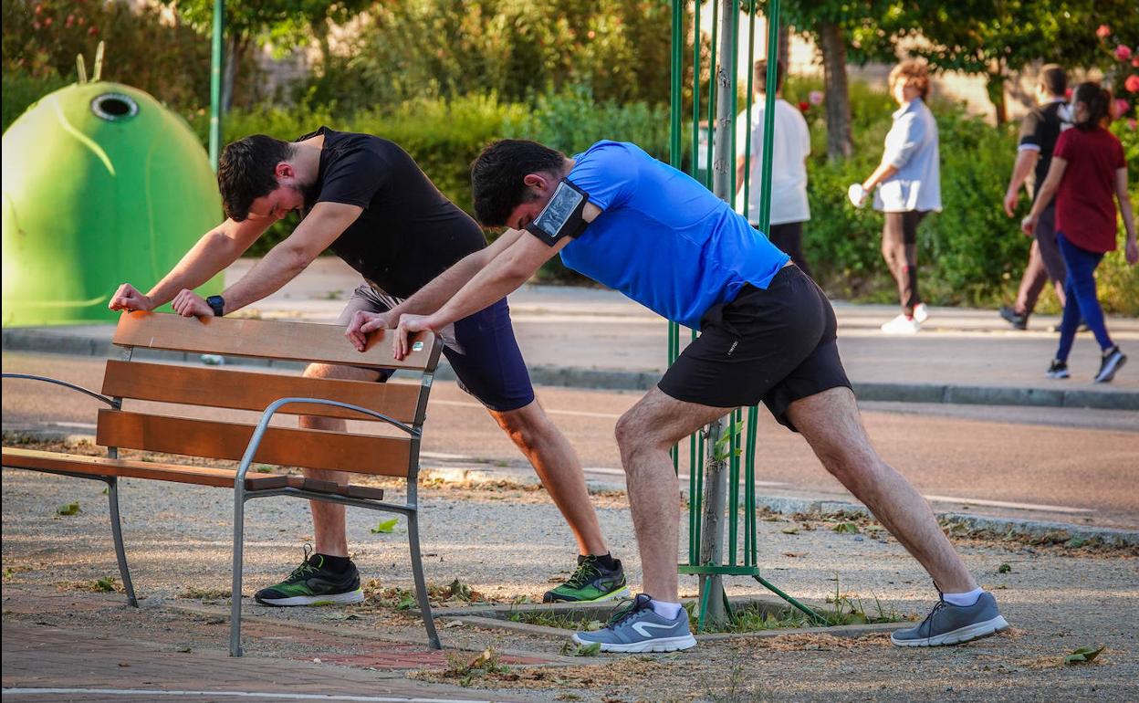 Dos 'runners' estiran antes de iniciar sus carreras el sábado 2 de mayo. 