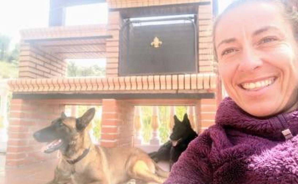 Jessica Petersson, junto a sus perros Wolfie y Sofía en su casa de Alhama. 