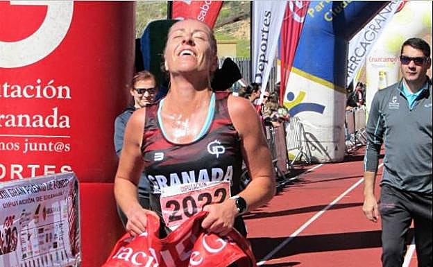 Jessica Petersson sostiene la cinta en la meta de Loja. 