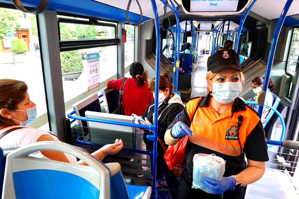 Este lunes es el primer día en el que el uso de mascarillas es obligatorio en el metro y autobús urbano de la capital.