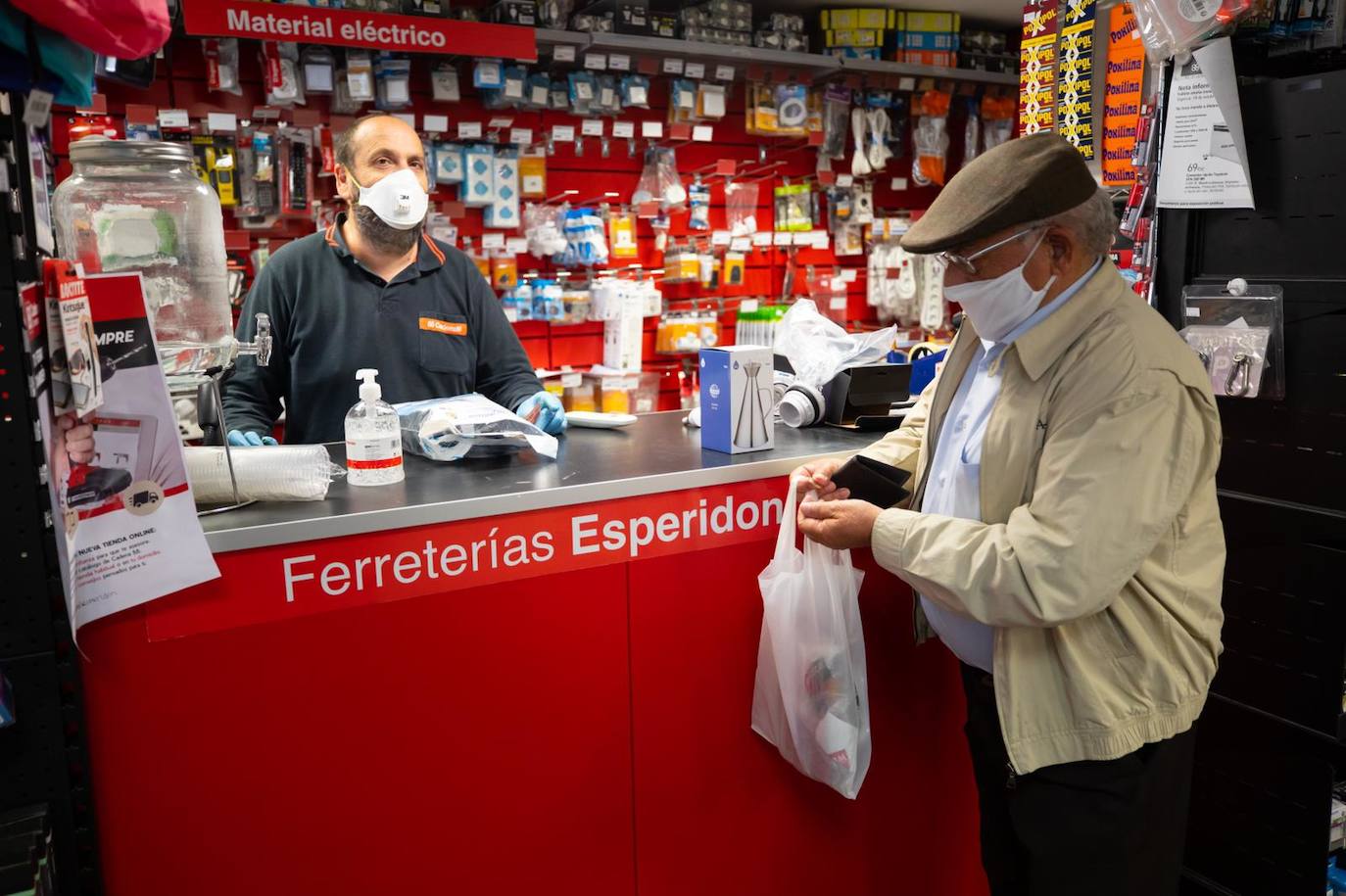 Este lunes marca un antes y un después en la desescalada en la ciudad, con la reapertura de algunos comercios, junto con la ya iniciada salida a la calle por horarios