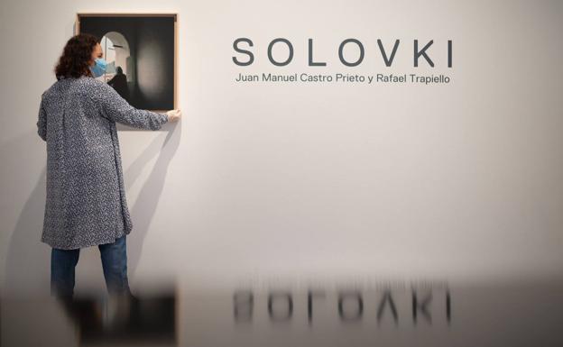 Operaria comprueba una de las fotos de 'Solovky'