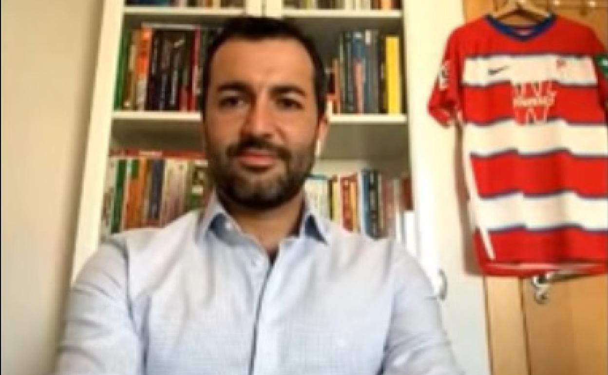 Captura de Diego Martínez durante su charla con Unai Emery la semana pasada, con la camiseta del Granada colgada de fondo. 