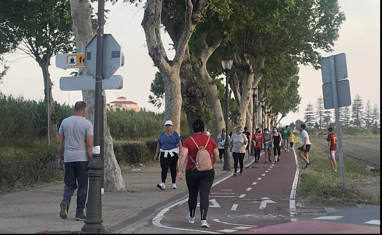 Decenas de personas salen a caminar cada día en Motril.