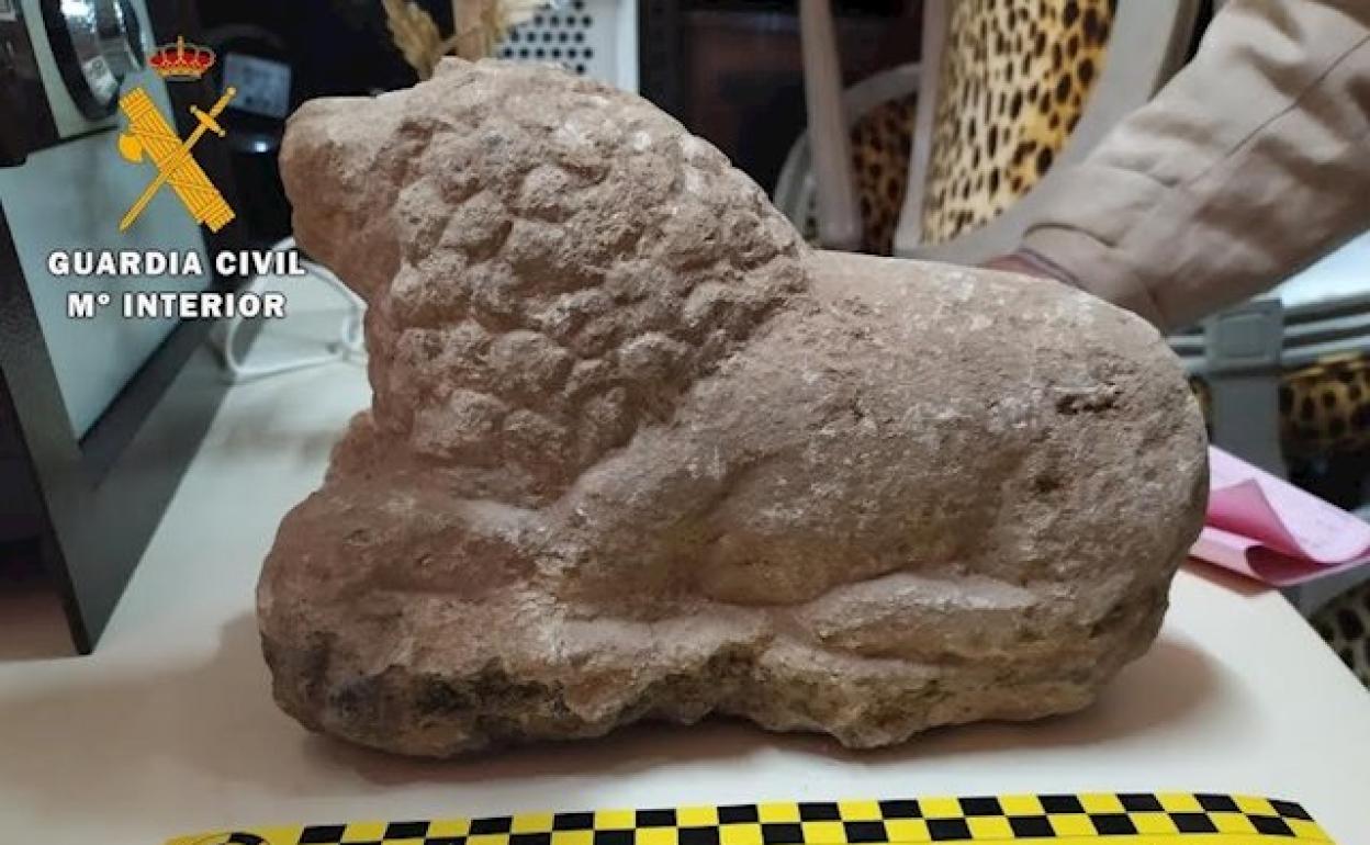 Recuperan un león de piedra y un friso de hace 2.000 años con los que el traficaban ilegalmente en Granada