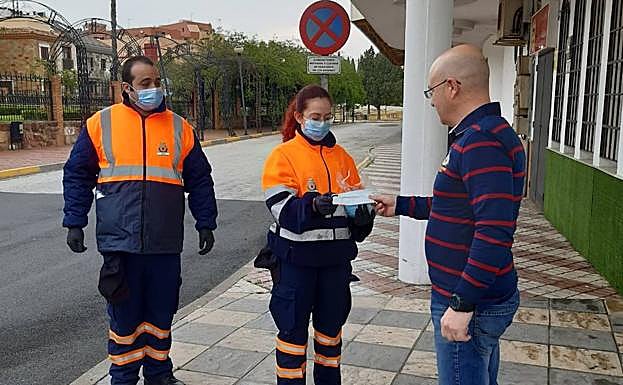 Reparto de mascarillas entre la ciudadanía en Bailén, del área sanitaria Jaén norte. 