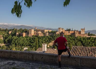 Imagen secundaria 1 - El mirador de San Nicolás, vacío por la presencia policial pasadas las ocho.
