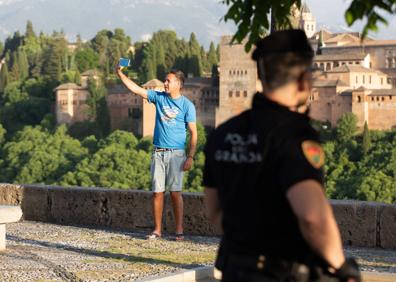 Imagen secundaria 1 - A la llegada de la Policía Local.