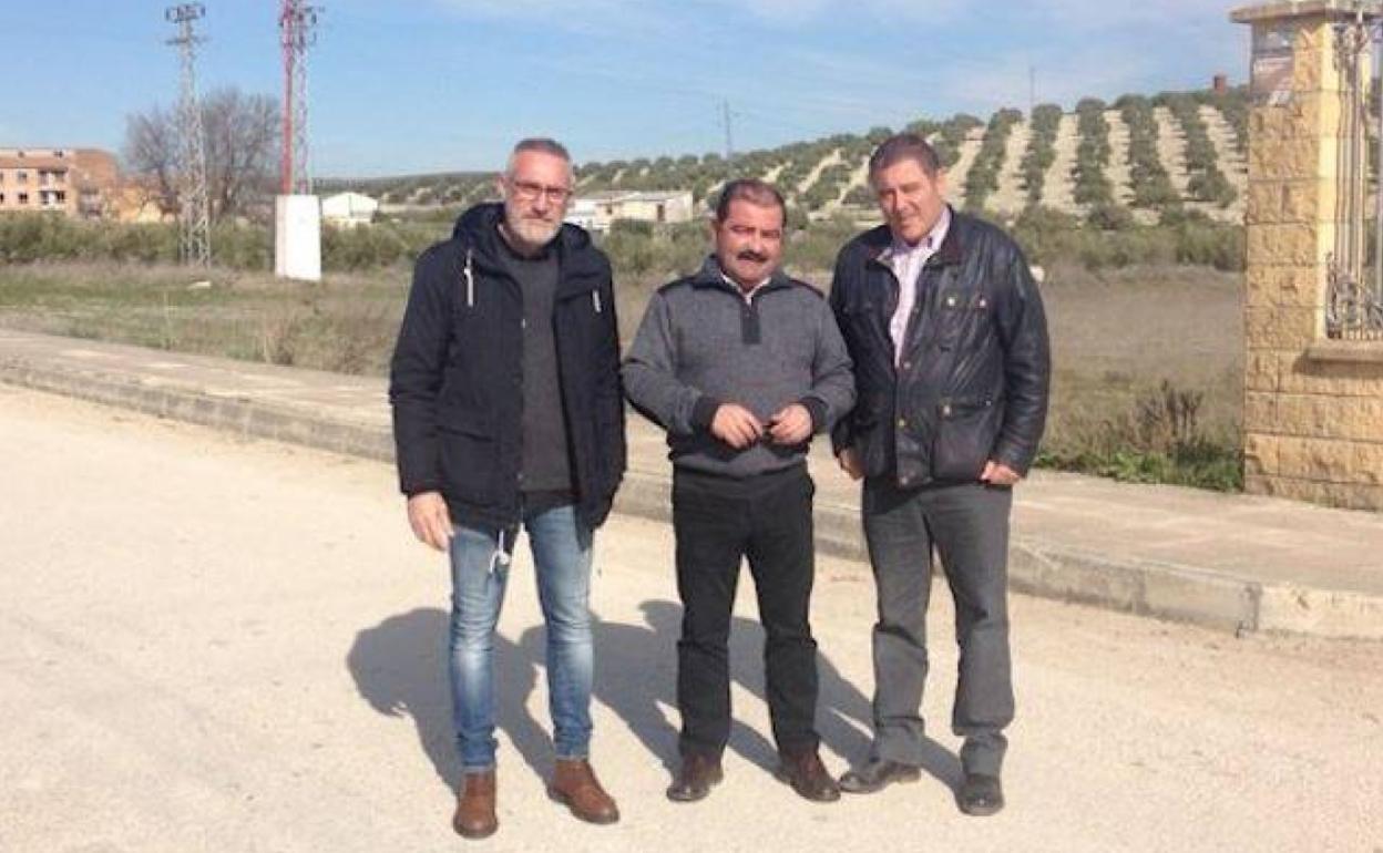 El diputado de Infraestructuras, José Castro, con los alcaldes de Villardompardo y Escañuela, en una imagen de archivo. 