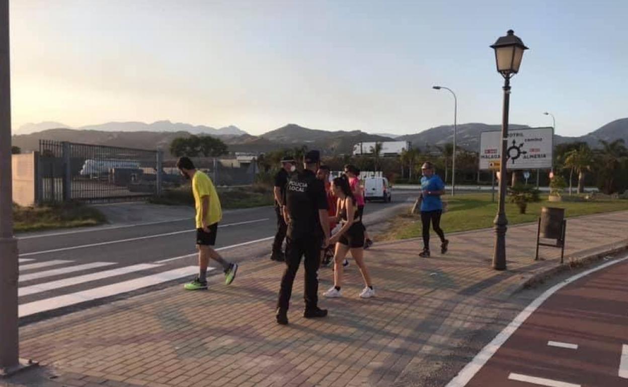 La Policía realiza controles en la bajada a la playa.