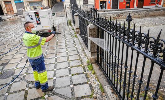 Tareas de limpieza en la verja de la iglesia de Santa Ana.
