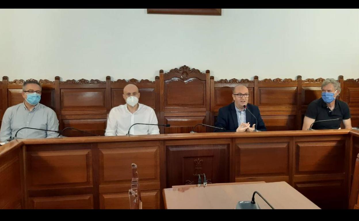 El alcalde, junto a los portavoces de los partidos, presentando las medidas. 