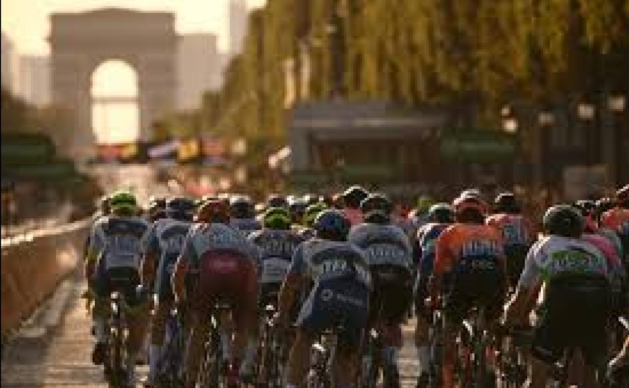 El pelotón del Tour pasa junto al Arco del Triunfo en París. 